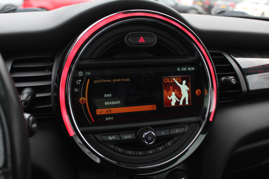 MINI Cabrio 1.5 Cooper / JCW Package / Leder / CarPlay / 18'' / Keyless / Navigatie / Stoelverwarming / Windscherm / Cruise Control