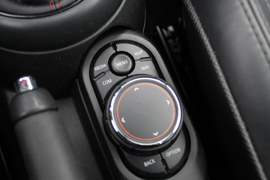 MINI Cabrio 1.5 Cooper / JCW Package / Leder / CarPlay / 18'' / Keyless / Navigatie / Stoelverwarming / Windscherm / Cruise Control