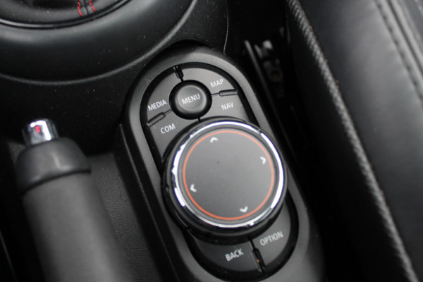 MINI Cabrio 1.5 Cooper / JCW Package / Leder / CarPlay / 18'' / Keyless / Navigatie / Stoelverwarming / Windscherm / Cruise Control