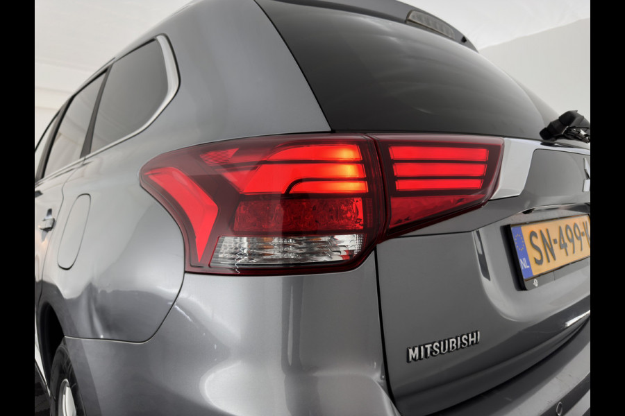 Mitsubishi Outlander 2.0 PHEV (Plug-In) Pure (INCL-BTW) Aut. *LEATHER-MICROFIBRE | COMFORTSEATS | CARPLAY | CAMERA | DAB+ | KEYLESS | PRIVACY-GLASS | SHIFT-PADDLES | TOWBAR | 16''ALU*