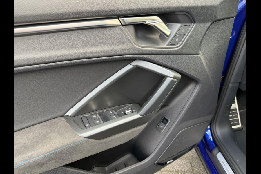 Audi Q3 Sportback TFSI RS / Pano'dak / Alcantara / Carbon afwerking