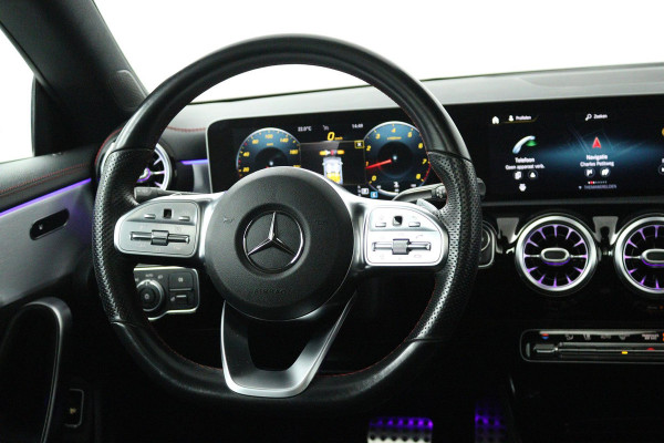 Mercedes-Benz CLA-Klasse 180 Business Solution AMG (PANORAMADAK, TREKHAAK, SFEERVERLICHTING, STOELVERWARMING, CAMERA, SENSOREN)