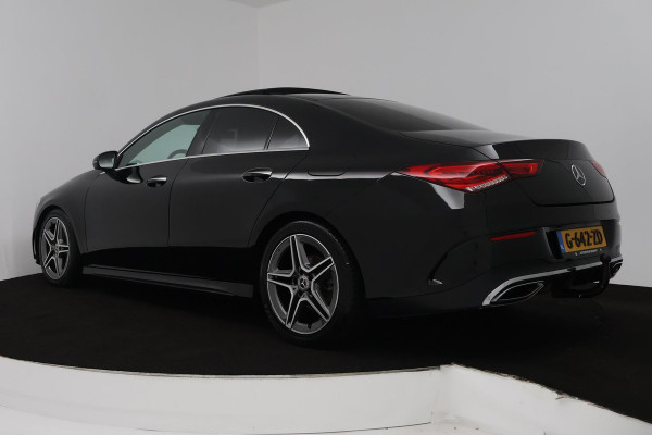 Mercedes-Benz CLA-Klasse 180 Business Solution AMG (PANORAMADAK, TREKHAAK, SFEERVERLICHTING, STOELVERWARMING, CAMERA, SENSOREN)