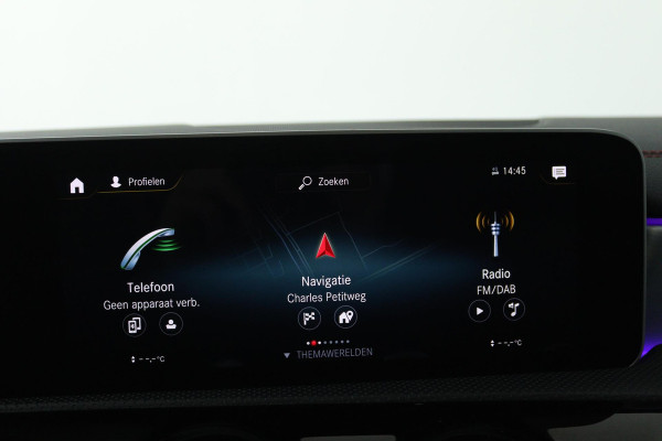 Mercedes-Benz CLA-Klasse 180 Business Solution AMG (PANORAMADAK, TREKHAAK, SFEERVERLICHTING, STOELVERWARMING, CAMERA, SENSOREN)