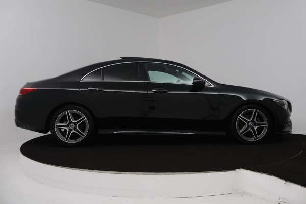 Mercedes-Benz CLA-Klasse 180 Business Solution AMG (PANORAMADAK, TREKHAAK, SFEERVERLICHTING, STOELVERWARMING, CAMERA, SENSOREN)