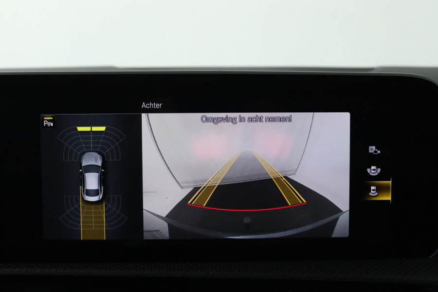 Mercedes-Benz CLA-Klasse 180 Business Solution AMG (PANORAMADAK, TREKHAAK, SFEERVERLICHTING, STOELVERWARMING, CAMERA, SENSOREN)