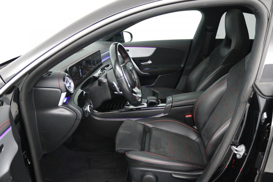 Mercedes-Benz CLA-Klasse 180 Business Solution AMG (PANORAMADAK, TREKHAAK, SFEERVERLICHTING, STOELVERWARMING, CAMERA, SENSOREN)