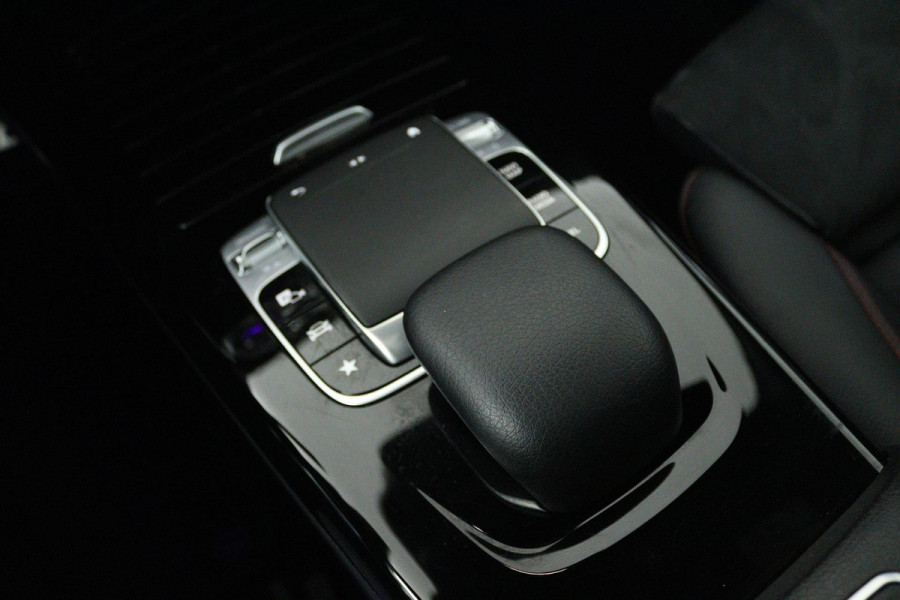 Mercedes-Benz CLA-Klasse 180 Business Solution AMG (PANORAMADAK, TREKHAAK, SFEERVERLICHTING, STOELVERWARMING, CAMERA, SENSOREN)