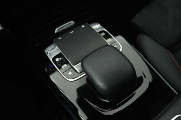 Mercedes-Benz CLA-Klasse 180 Business Solution AMG (PANORAMADAK, TREKHAAK, SFEERVERLICHTING, STOELVERWARMING, CAMERA, SENSOREN)