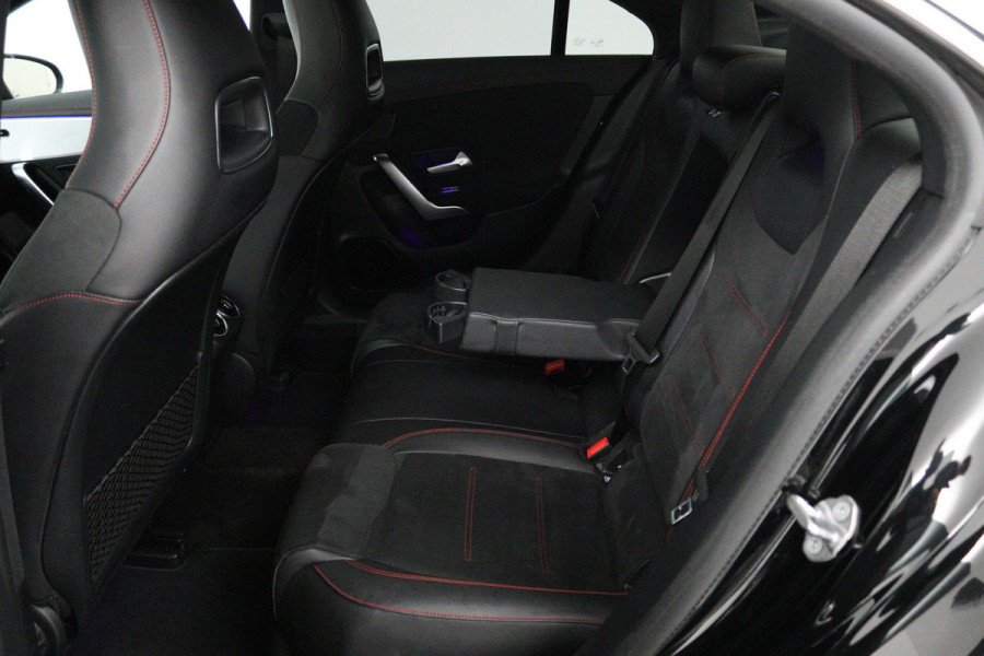 Mercedes-Benz CLA-Klasse 180 Business Solution AMG (PANORAMADAK, TREKHAAK, SFEERVERLICHTING, STOELVERWARMING, CAMERA, SENSOREN)