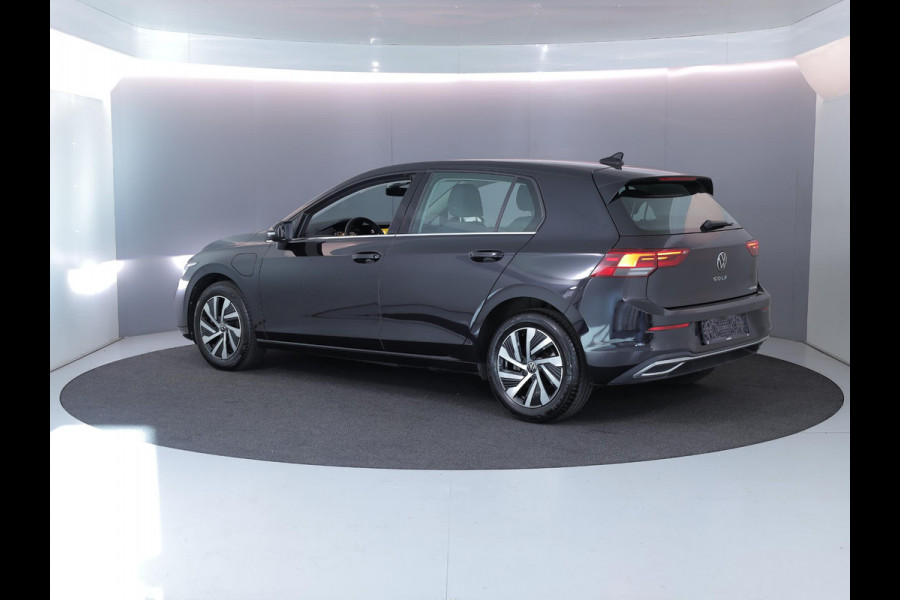 Volkswagen Golf 1.4 eHybrid Style 204 pk Automaat (DSG) | Navigatie | Parkeersensoren | Autom. airco (3 zones) | Stoelverwarming | LED koplampen |