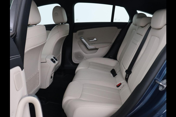 Mercedes-Benz CLA-Klasse 180 Business Solution Luxury | Panoramadak | Leder | Trekhaak | Stoelverwarming | Keyless | Camera | Memory | Matrix LED | Park Assist | Widescreen | Climate control