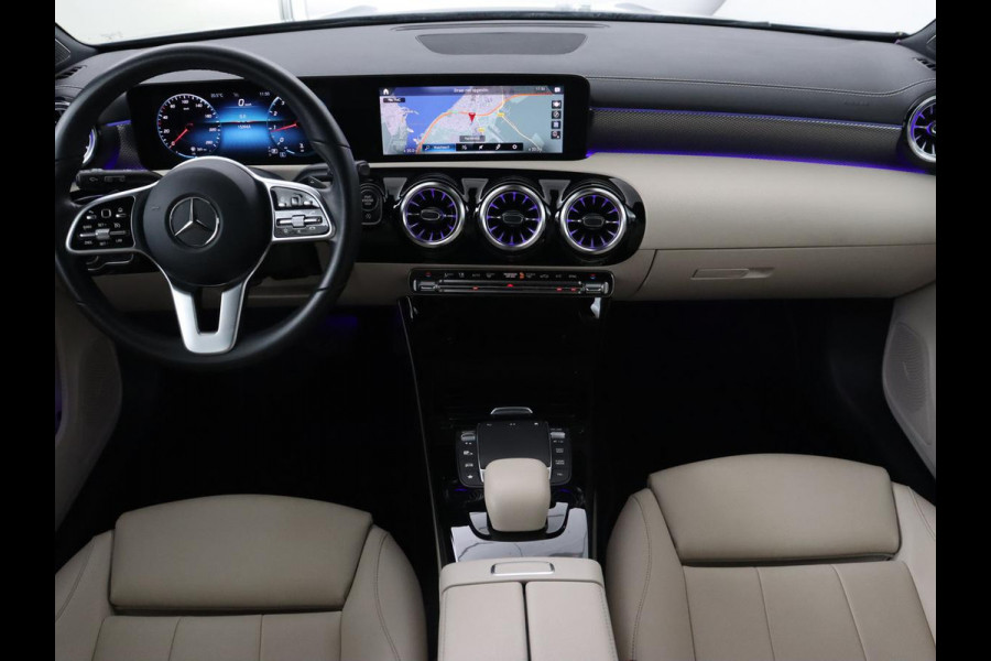 Mercedes-Benz CLA-Klasse 180 Business Solution Luxury | Panoramadak | Leder | Trekhaak | Stoelverwarming | Keyless | Camera | Memory | Matrix LED | Park Assist | Widescreen | Climate control