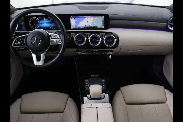 Mercedes-Benz CLA-Klasse 180 Business Solution Luxury | Panoramadak | Leder | Trekhaak | Stoelverwarming | Keyless | Camera | Memory | Matrix LED | Park Assist | Widescreen | Climate control