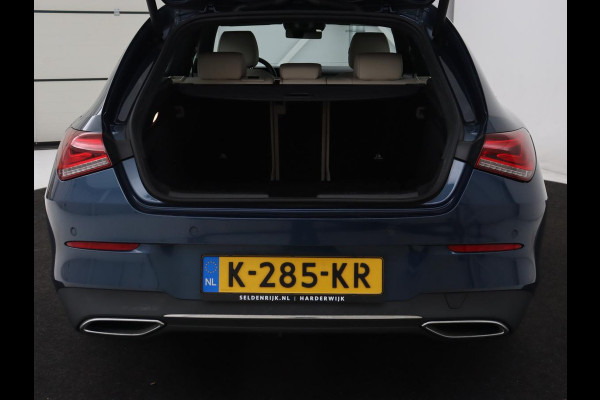 Mercedes-Benz CLA-Klasse 180 Business Solution Luxury | Panoramadak | Leder | Trekhaak | Stoelverwarming | Keyless | Camera | Memory | Matrix LED | Park Assist | Widescreen | Climate control