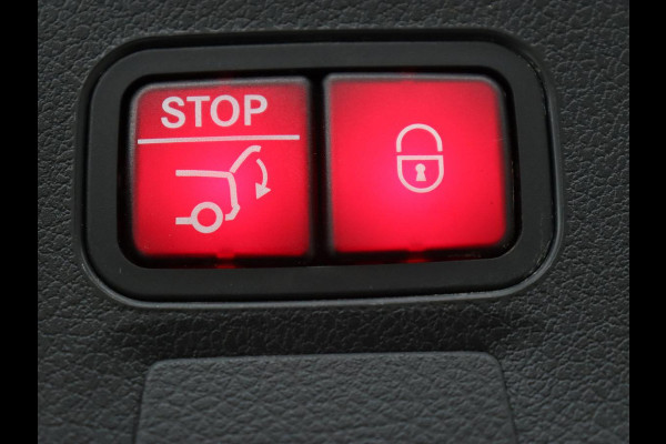 Mercedes-Benz CLA-Klasse 180 Business Solution Luxury | Panoramadak | Leder | Trekhaak | Stoelverwarming | Keyless | Camera | Memory | Matrix LED | Park Assist | Widescreen | Climate control