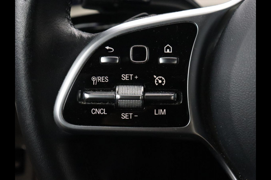 Mercedes-Benz CLA-Klasse 180 Business Solution Luxury | Panoramadak | Leder | Trekhaak | Stoelverwarming | Keyless | Camera | Memory | Matrix LED | Park Assist | Widescreen | Climate control