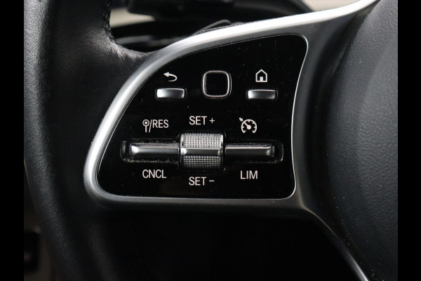 Mercedes-Benz CLA-Klasse 180 Business Solution Luxury | Panoramadak | Leder | Trekhaak | Stoelverwarming | Keyless | Camera | Memory | Matrix LED | Park Assist | Widescreen | Climate control