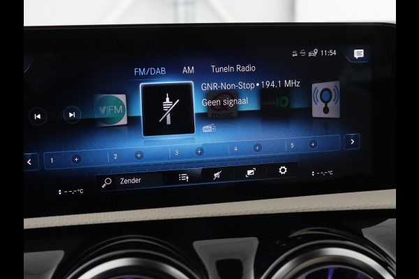 Mercedes-Benz CLA-Klasse 180 Business Solution Luxury | Panoramadak | Leder | Trekhaak | Stoelverwarming | Keyless | Camera | Memory | Matrix LED | Park Assist | Widescreen | Climate control