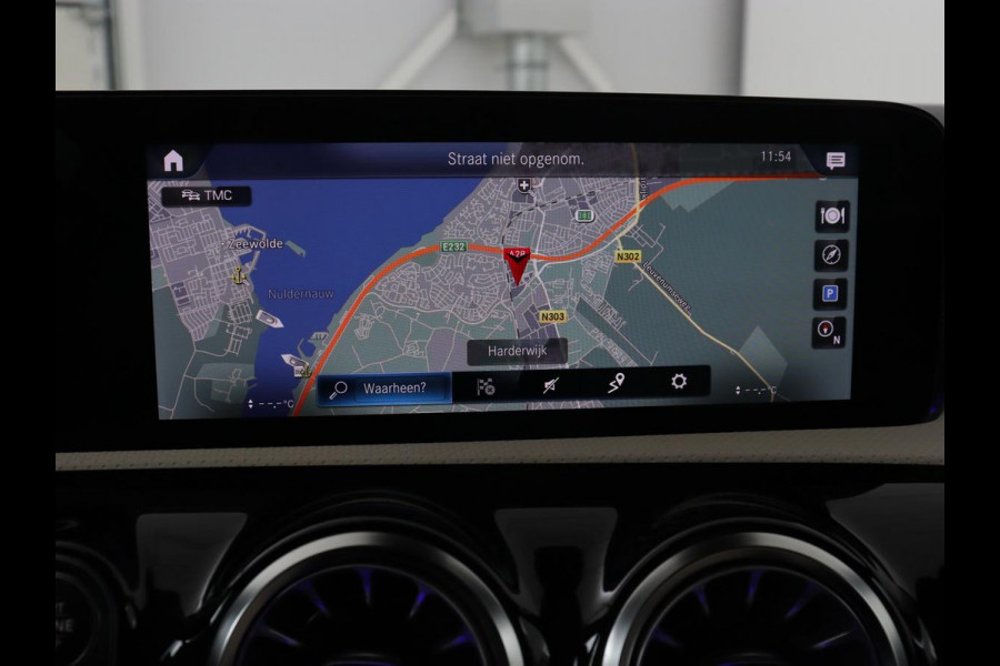 Mercedes-Benz CLA-Klasse 180 Business Solution Luxury | Panoramadak | Leder | Trekhaak | Stoelverwarming | Keyless | Camera | Memory | Matrix LED | Park Assist | Widescreen | Climate control