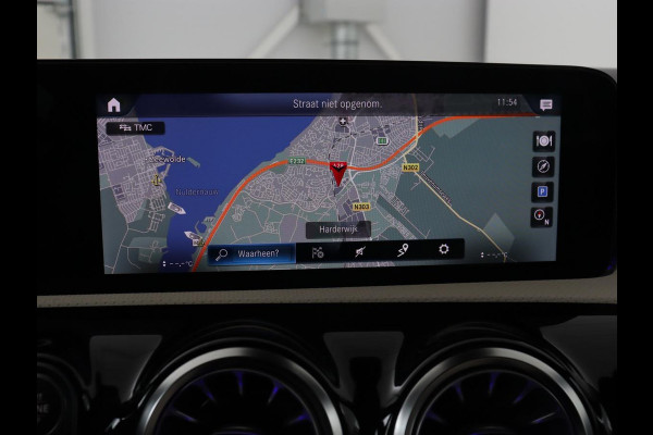 Mercedes-Benz CLA-Klasse 180 Business Solution Luxury | Panoramadak | Leder | Trekhaak | Stoelverwarming | Keyless | Camera | Memory | Matrix LED | Park Assist | Widescreen | Climate control