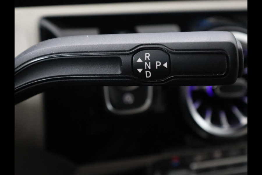 Mercedes-Benz CLA-Klasse 180 Business Solution Luxury | Panoramadak | Leder | Trekhaak | Stoelverwarming | Keyless | Camera | Memory | Matrix LED | Park Assist | Widescreen | Climate control