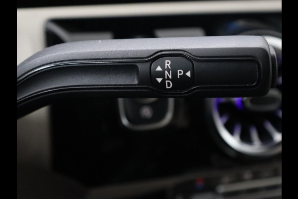 Mercedes-Benz CLA-Klasse 180 Business Solution Luxury | Panoramadak | Leder | Trekhaak | Stoelverwarming | Keyless | Camera | Memory | Matrix LED | Park Assist | Widescreen | Climate control