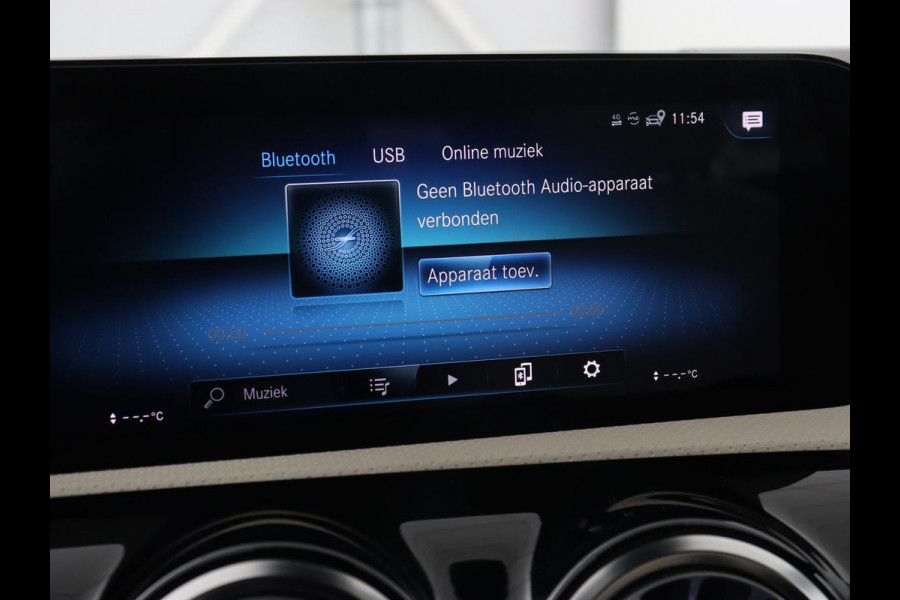 Mercedes-Benz CLA-Klasse 180 Business Solution Luxury | Panoramadak | Leder | Trekhaak | Stoelverwarming | Keyless | Camera | Memory | Matrix LED | Park Assist | Widescreen | Climate control