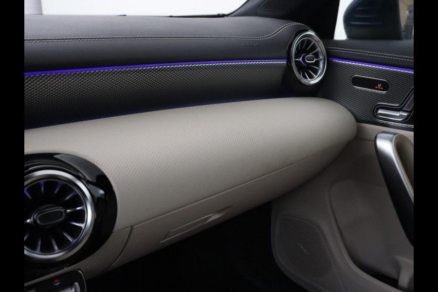 Mercedes-Benz CLA-Klasse 180 Business Solution Luxury | Panoramadak | Leder | Trekhaak | Stoelverwarming | Keyless | Camera | Memory | Matrix LED | Park Assist | Widescreen | Climate control