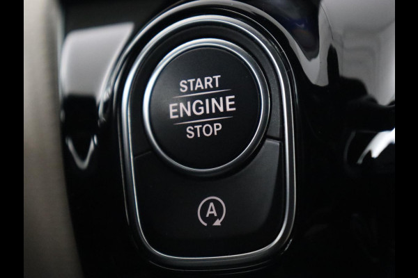 Mercedes-Benz CLA-Klasse 180 Business Solution Luxury | Panoramadak | Leder | Trekhaak | Stoelverwarming | Keyless | Camera | Memory | Matrix LED | Park Assist | Widescreen | Climate control