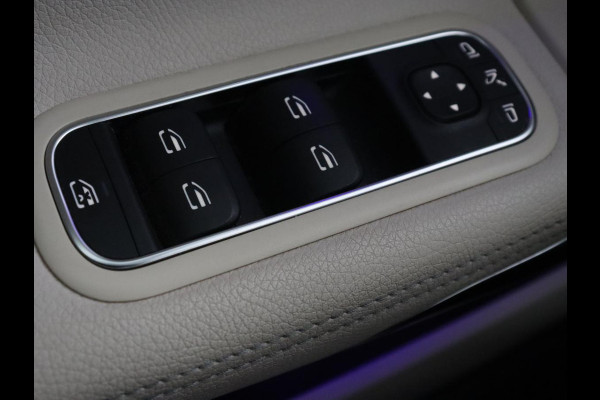 Mercedes-Benz CLA-Klasse 180 Business Solution Luxury | Panoramadak | Leder | Trekhaak | Stoelverwarming | Keyless | Camera | Memory | Matrix LED | Park Assist | Widescreen | Climate control