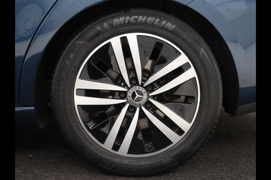 Mercedes-Benz CLA-Klasse 180 Business Solution Luxury | Panoramadak | Leder | Trekhaak | Stoelverwarming | Keyless | Camera | Memory | Matrix LED | Park Assist | Widescreen | Climate control