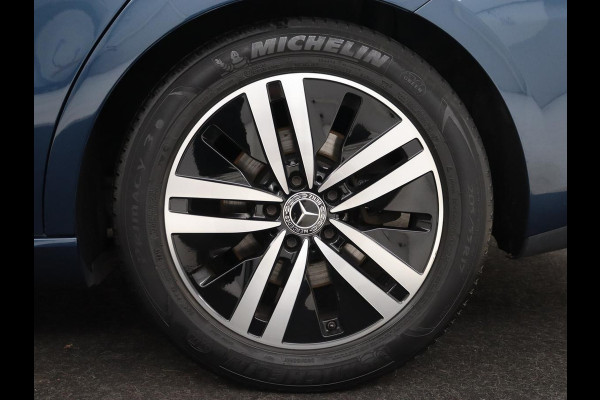 Mercedes-Benz CLA-Klasse 180 Business Solution Luxury | Panoramadak | Leder | Trekhaak | Stoelverwarming | Keyless | Camera | Memory | Matrix LED | Park Assist | Widescreen | Climate control