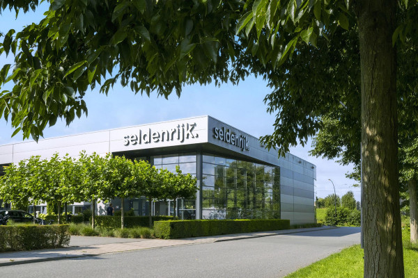 Mercedes-Benz CLA-Klasse 180 Business Solution Luxury | Panoramadak | Leder | Trekhaak | Stoelverwarming | Keyless | Camera | Memory | Matrix LED | Park Assist | Widescreen | Climate control