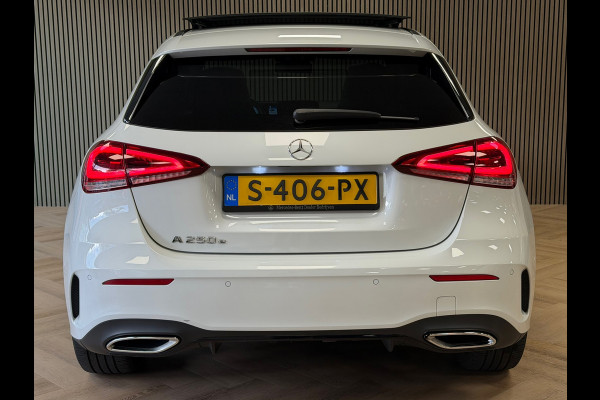 Mercedes-Benz A-Klasse 250e AMG Line AUT PANORAMADAK SFEERVERLICHTING KEYLESS-GO NAVIGATIE CAMERA STOELVERWARMING PDC AIRCO CRUISE