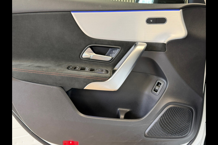 Mercedes-Benz A-Klasse 250e AMG Line AUT PANORAMADAK SFEERVERLICHTING KEYLESS-GO NAVIGATIE CAMERA STOELVERWARMING PDC AIRCO CRUISE