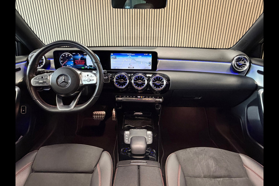 Mercedes-Benz A-Klasse 250e AMG Line AUT PANORAMADAK SFEERVERLICHTING KEYLESS-GO NAVIGATIE CAMERA STOELVERWARMING PDC AIRCO CRUISE