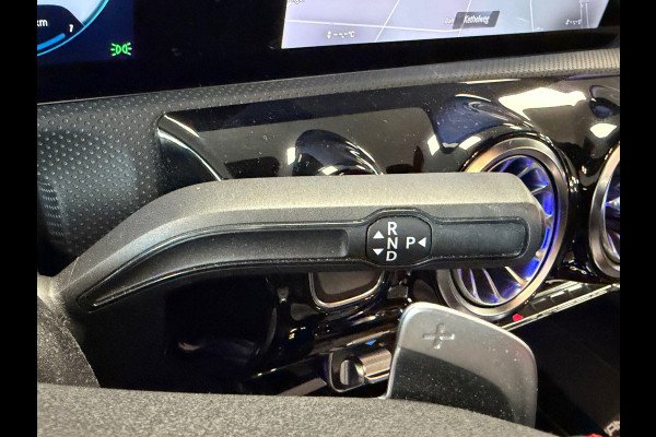 Mercedes-Benz A-Klasse 250e AMG Line AUT PANORAMADAK SFEERVERLICHTING KEYLESS-GO NAVIGATIE CAMERA STOELVERWARMING PDC AIRCO CRUISE