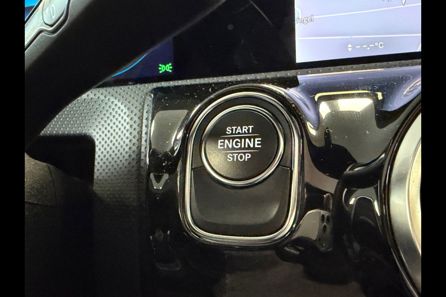 Mercedes-Benz A-Klasse 250e AMG Line AUT PANORAMADAK SFEERVERLICHTING KEYLESS-GO NAVIGATIE CAMERA STOELVERWARMING PDC AIRCO CRUISE