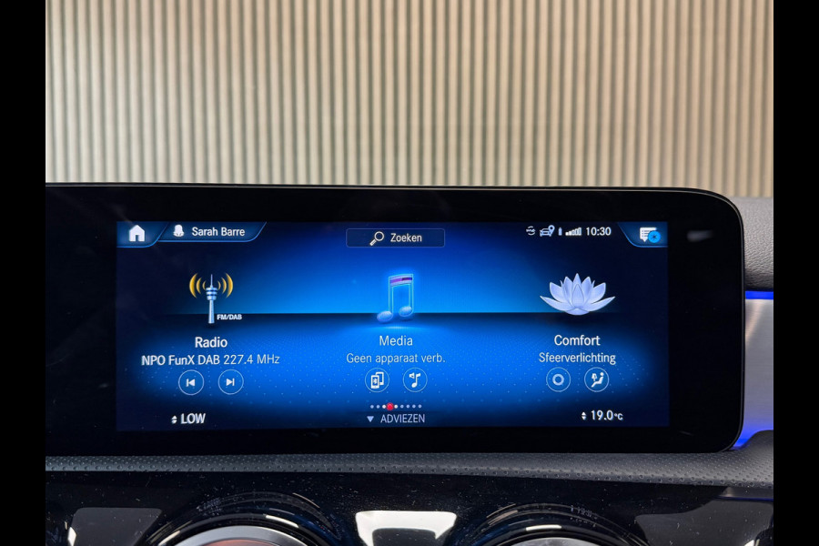 Mercedes-Benz A-Klasse 250e AMG Line AUT PANORAMADAK SFEERVERLICHTING KEYLESS-GO NAVIGATIE CAMERA STOELVERWARMING PDC AIRCO CRUISE