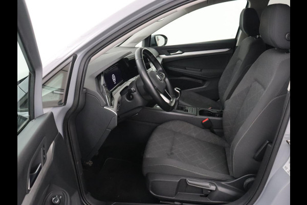 Volkswagen Golf 1.0 TSI Life | Trekhaak | Stoelverwarming | Camera | Carplay | Adaptive cruise | Stuurverwarming | Navigatie | Getint glas | Full LED | Climate control | Digital Cockpit | Sfeerverlichting
