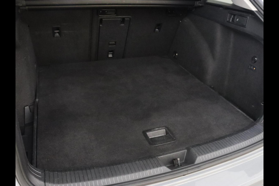 Volkswagen Golf 1.0 TSI Life | Trekhaak | Stoelverwarming | Camera | Carplay | Adaptive cruise | Stuurverwarming | Navigatie | Getint glas | Full LED | Climate control | Digital Cockpit | Sfeerverlichting