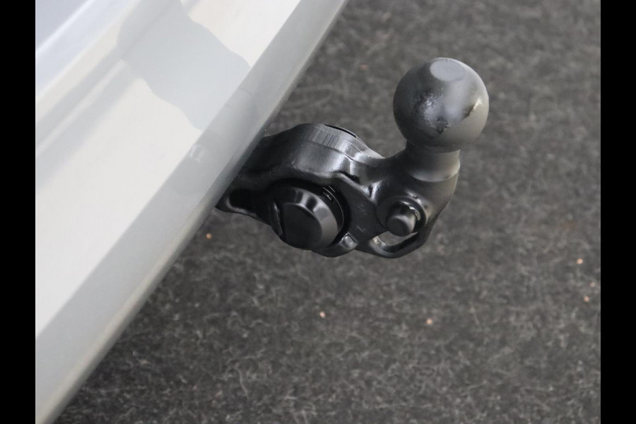 Volkswagen Golf 1.0 TSI Life | Trekhaak | Stoelverwarming | Camera | Carplay | Adaptive cruise | Stuurverwarming | Navigatie | Getint glas | Full LED | Climate control | Digital Cockpit | Sfeerverlichting