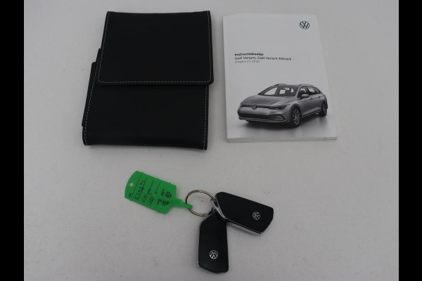 Volkswagen Golf 1.0 TSI Life | Trekhaak | Stoelverwarming | Camera | Carplay | Adaptive cruise | Stuurverwarming | Navigatie | Getint glas | Full LED | Climate control | Digital Cockpit | Sfeerverlichting