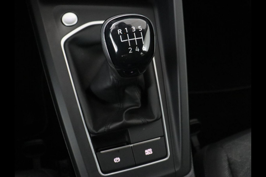 Volkswagen Golf 1.0 TSI Life | Trekhaak | Stoelverwarming | Camera | Carplay | Adaptive cruise | Stuurverwarming | Navigatie | Getint glas | Full LED | Climate control | Digital Cockpit | Sfeerverlichting