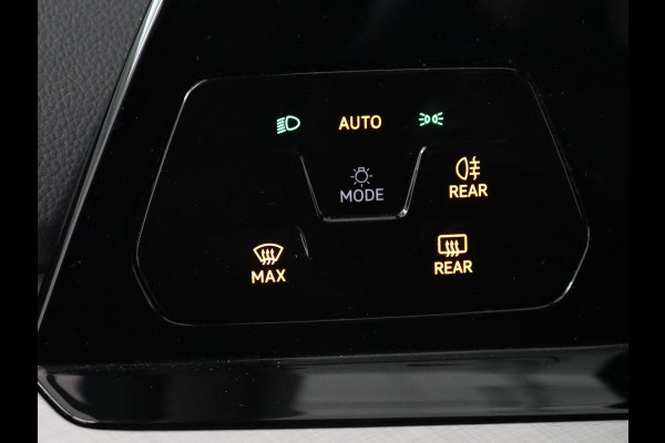 Volkswagen Golf 1.0 TSI Life | Trekhaak | Stoelverwarming | Camera | Carplay | Adaptive cruise | Stuurverwarming | Navigatie | Getint glas | Full LED | Climate control | Digital Cockpit | Sfeerverlichting