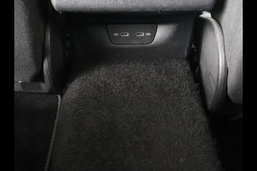 Volkswagen Golf 1.0 TSI Life | Trekhaak | Stoelverwarming | Camera | Carplay | Adaptive cruise | Stuurverwarming | Navigatie | Getint glas | Full LED | Climate control | Digital Cockpit | Sfeerverlichting