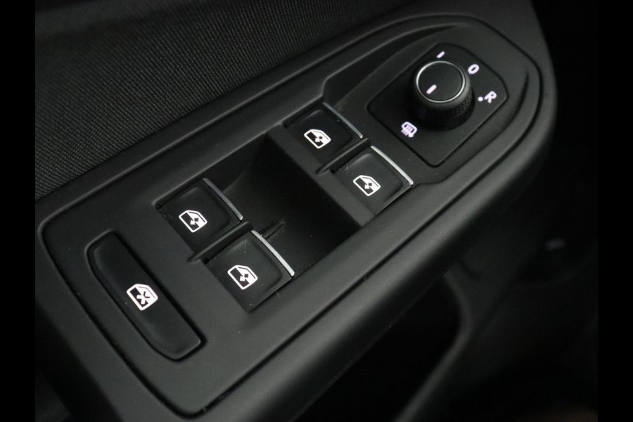 Volkswagen Golf 1.0 TSI Life | Trekhaak | Stoelverwarming | Camera | Carplay | Adaptive cruise | Stuurverwarming | Navigatie | Getint glas | Full LED | Climate control | Digital Cockpit | Sfeerverlichting