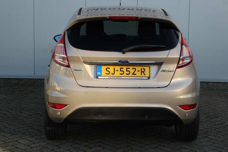 Ford Fiesta 1.0-100pk EcoBoost Titanium. Nette en erg goed onderhouden Ford Fiesta. Airco, navigatie, telefoonvoorb., LM wielen, cruise control, parkeersensoren achter etc.