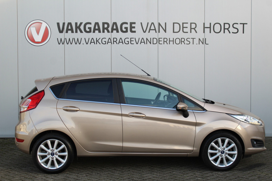 Ford Fiesta 1.0-100pk EcoBoost Titanium. Nette en erg goed onderhouden Ford Fiesta. Airco, navigatie, telefoonvoorb., LM wielen, cruise control, parkeersensoren achter etc.